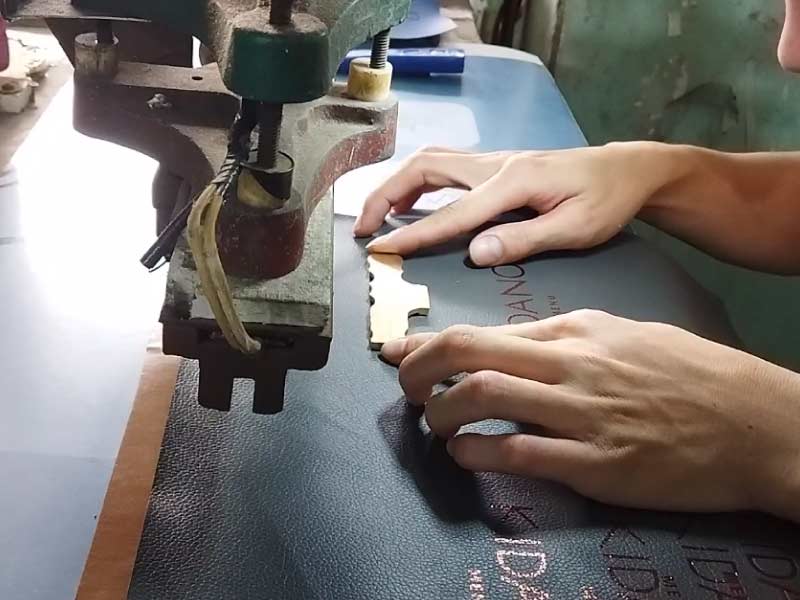 canh khuôn trước ép kim lên bìa sổ tay